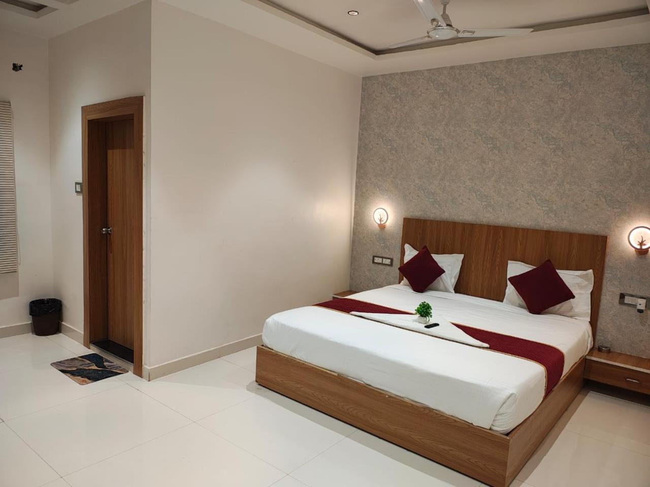 Hotel The Golden Palm Khajurāho Extérieur photo