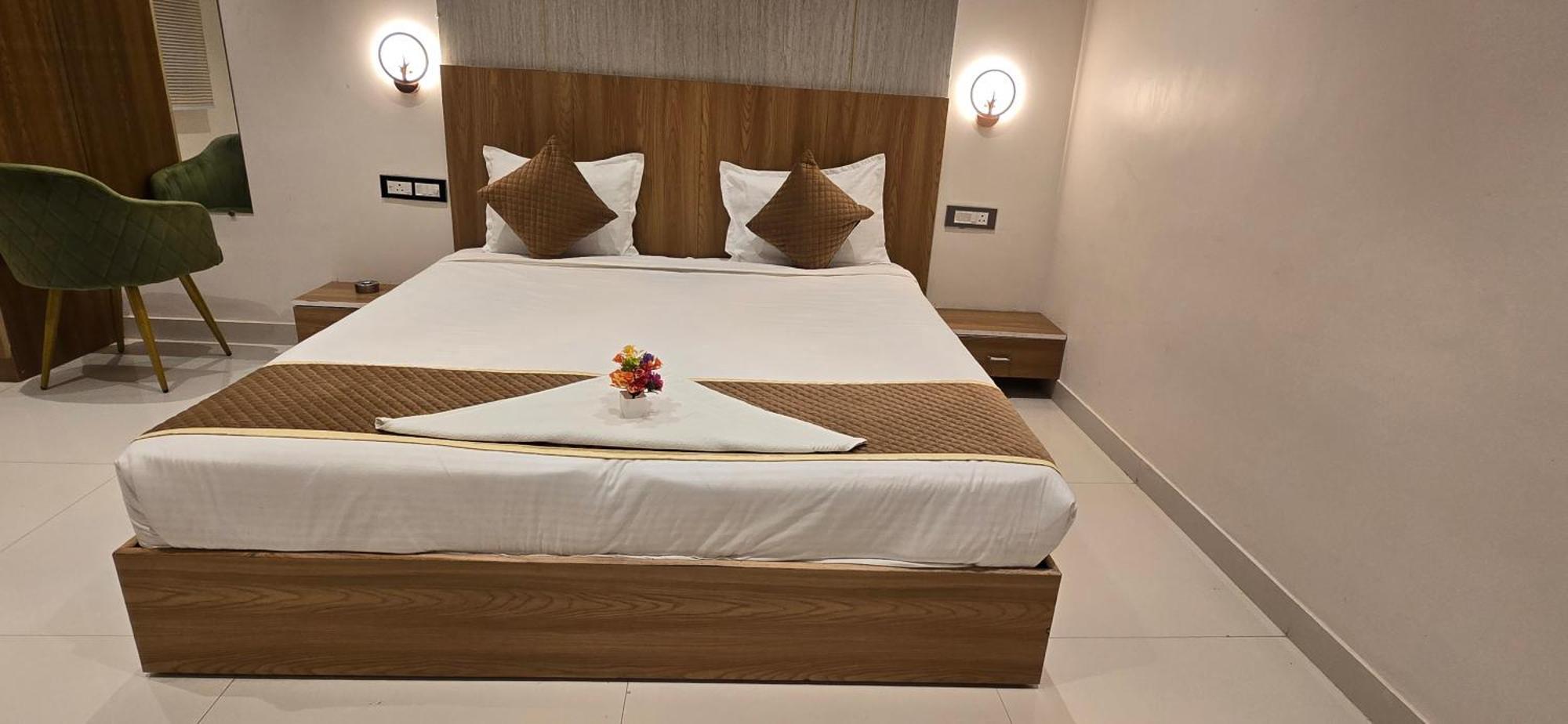 Hotel The Golden Palm Khajurāho Extérieur photo