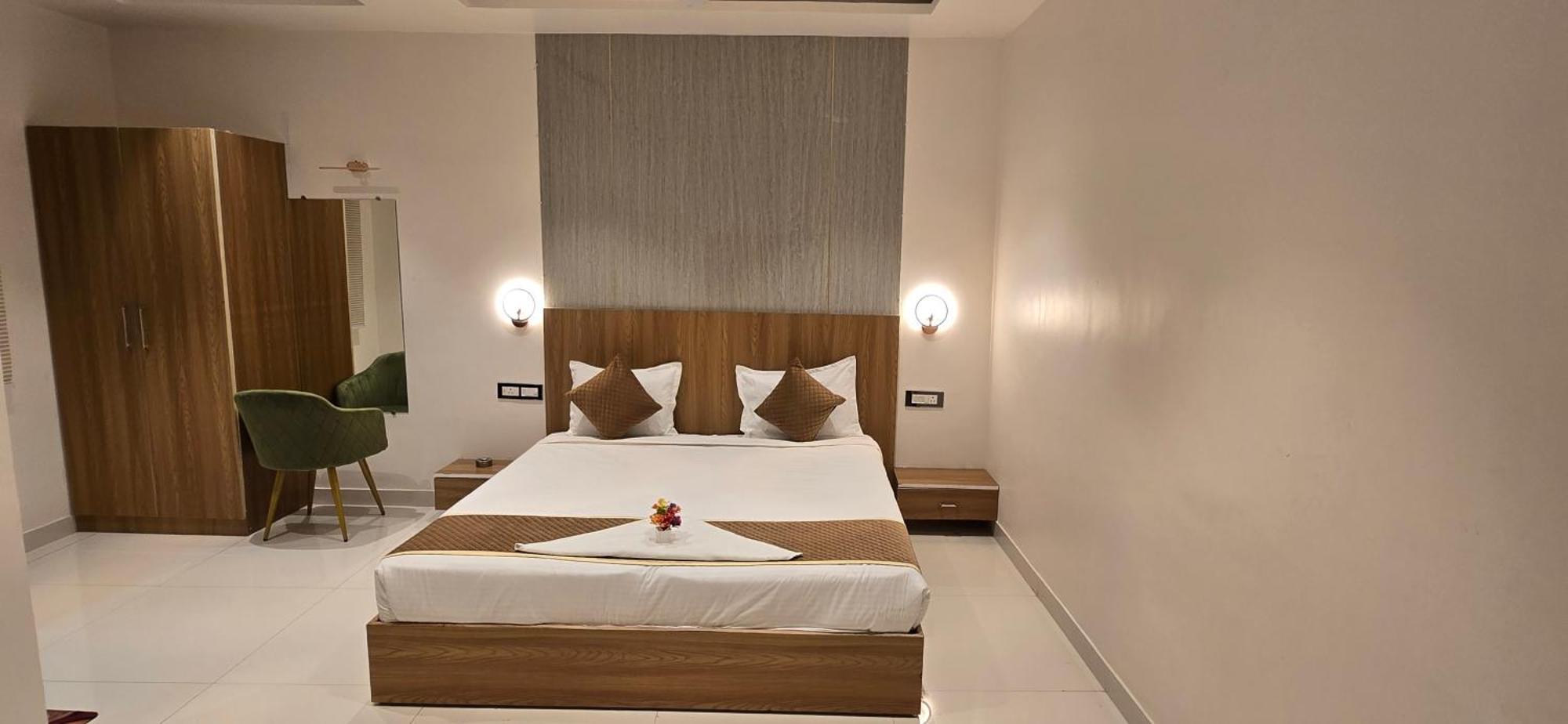 Hotel The Golden Palm Khajurāho Extérieur photo